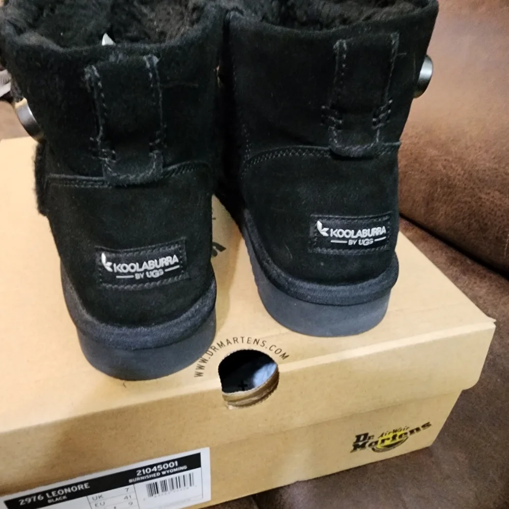 Uggs size 9 - Picture 3 of 4
